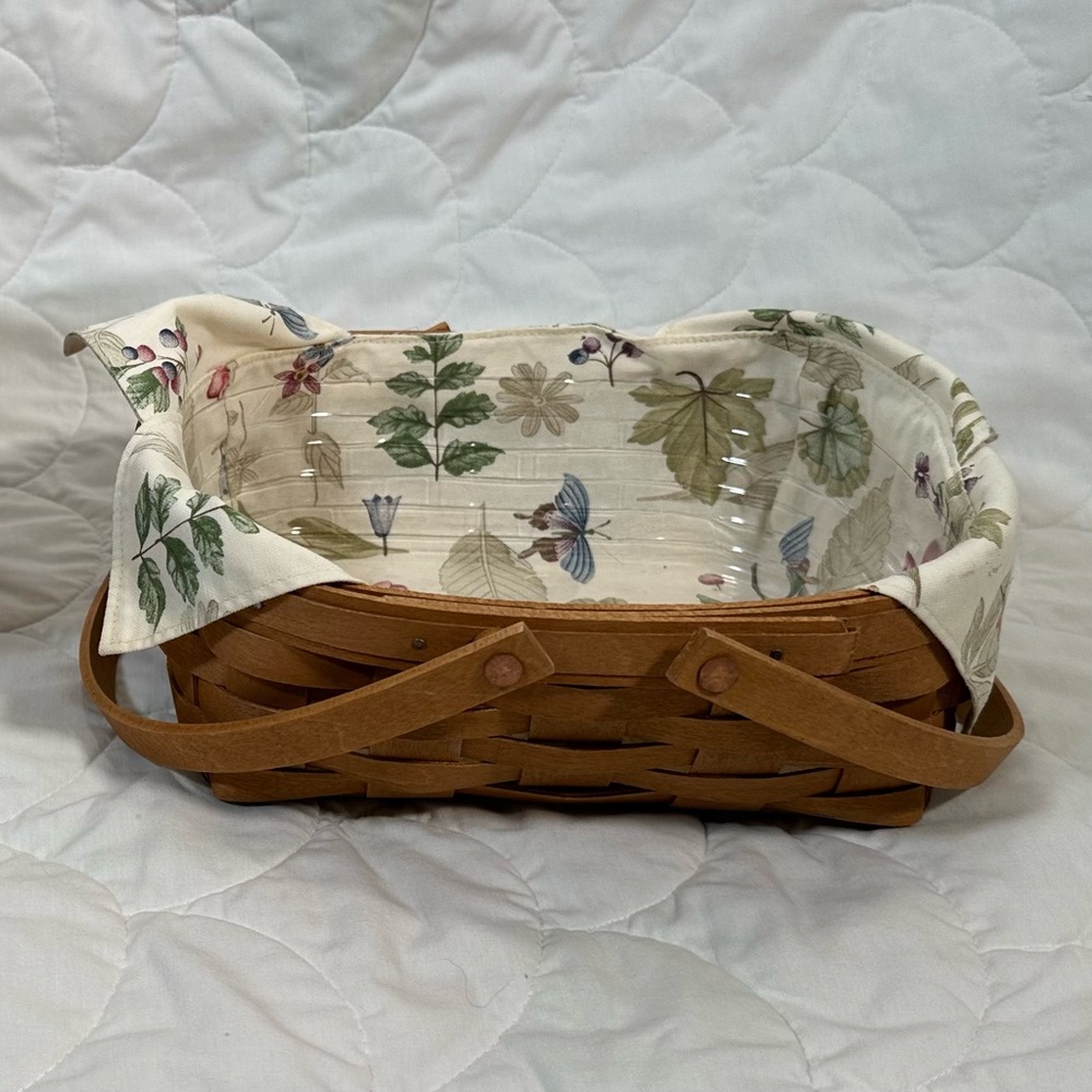 Longaberger 2004 Basket with Fabric and Plastic Liner.